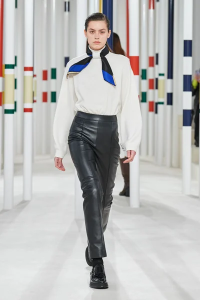 Look 16